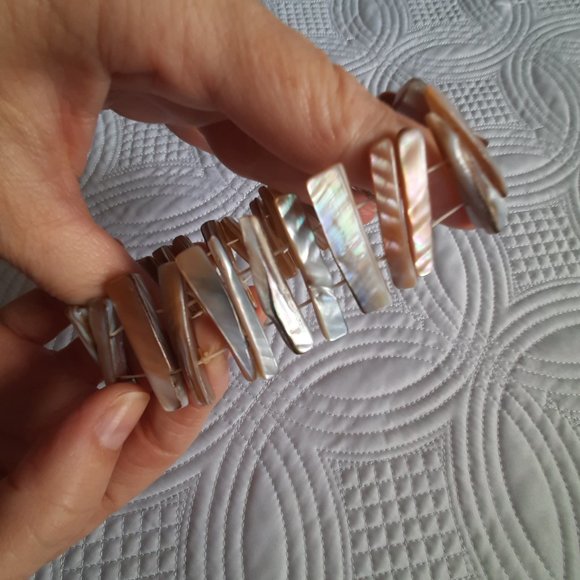Cuff Bracelet made of shells. Mother of Pearl type finish. Expandable - Picture 5 of 5
